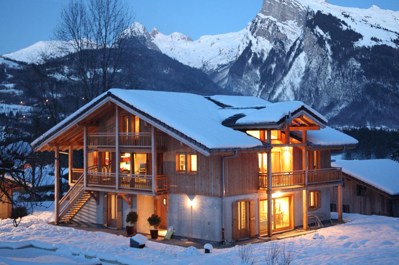 Chalet Brio exterior in the snow