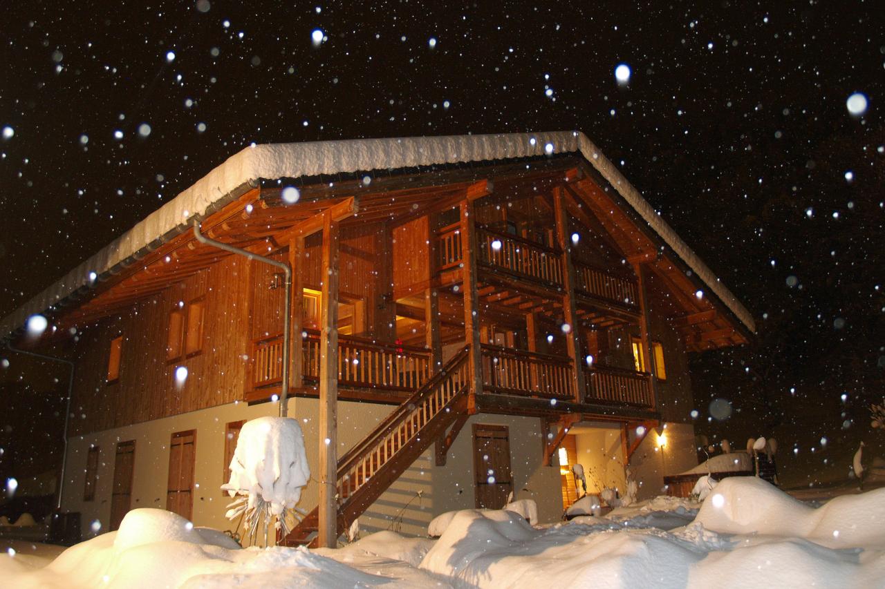 Chalet Brio in the snow